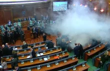 Kosowo: rząd walczy z gazem łzawiącym w parlamencie