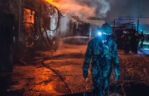 Strażacy dogaszają pożar rozlewni chemikaliów w Żywcu