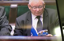 Prezes Kaczyński czyta w Sejmie atlas kotów...