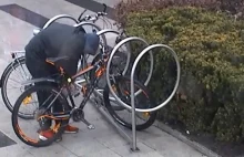 Zuchwała próba kradzieży roweru pod kamerą monitoringu.