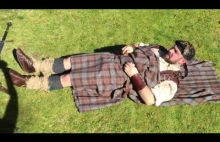 Szkot pokazuje jak zakładać i nosić "pled" - tradycyjny szkocki strój.