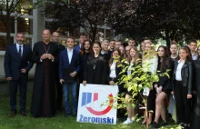 Dąbrowa Górnicza: biskup Grzegorz Kaszak posadził symboliczne drzewko przy II LO