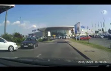 BMW jedzie pod prąd na rondzie