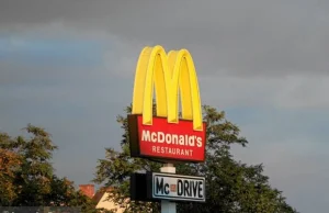 Chcieli wypić herbatę, zjeść hamburgera. Obsługa McDonalda ich wyprosiła, bo...