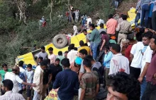 Indie: Autobus stoczył się 60 m do wąwozu - zginęło 30 osób w tym 27 dzieci.