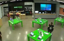 Murzyn próbuje "pożyczyć" laptopa ze sklepu