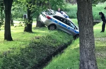 Białystok: Radiowóz wjechał do parku, a potem do rowu. Policjant dostał mandat