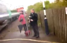 Idiota prawie zabity przez pędzący pociąg.