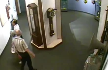 Mężczyzna odwiedzający muzeum ignoruje zakazy i dotyka zegara...