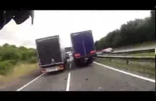 Motocyklista utknął pomiędzy ciężarówkami.