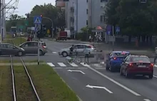 Śmiertelny wypadek na pasach w Toruniu. Sprawcy jechali na rowerze...