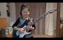 10-letnia azjatka gra na gitarze...