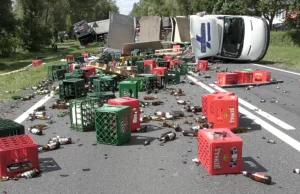 DK27, zderzenie ciężarówek i osobówki. Piwo rozlało się na drodze...