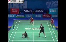 Niesamowita wymiana lotki w badmintonie