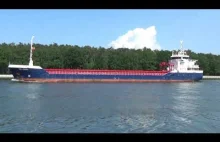 Statek towarowy HELENIC przepływa przez Kanał...