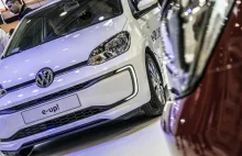 VW Polska: karoseria Touarega unosi się nad jezdnią jak latający dywan