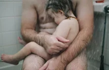 Zdjęcie mężczyzny kąpiącego syna wywołało skandal