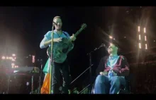 Niepełnosprawny fan Coldplay niesiony przez tłum wprost na scenę ! Niesamowite !