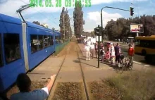 Rowerzysta taranuje tramwaj