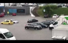 Kierowca uśmierca swój samochód podczas próby wyjazdu z zalanego parkingu