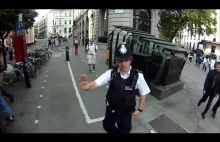 Policjant zatrzymuje rowerzystę w Londynie za jazdę po chodniku.