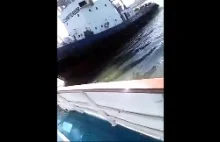 Holownik uderza w mały statek wycieczkowy