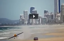 V8 Supercar kontra samolot. Na plaży!