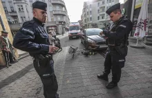 Samochód bez kierowcy staczał się starówką w Zielonej Górze i potrącił...