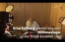 Premier Norwegii, Ena Solberg, gra blasty na perkusji