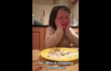 5 letnia dziewczynka płacze nad swoim obiadem