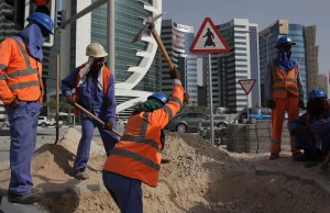 Katar: Migranci czekają ponad rok na wypłatę pensji za budowę biur na MŚ 2022