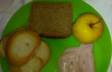 Skandaliczne jedzenie w kieleckim szpitalu: nieświeża wędlina, kurczak z piórami
