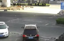 Samochód zostaje zmiażdżony przez cysternę.