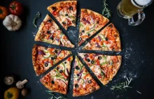 Radny oskarżony o rozsmarowanie pizzy na twarzy przechodnia