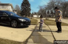 "Ojciec roku" testuje czujniki Tesla Model S na własnym dziecku