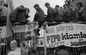 Bracia Kaczyńscy stają się bohaterami strajku w Stoczni Gdańskiej w 1988 roku