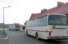 W trosce o bezpieczeństwo dzieci kierowcy autobusu zakazano dalszej jazdy.