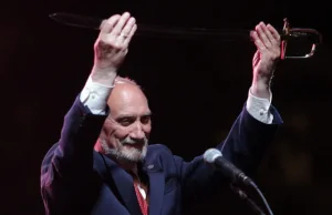 Gdy Macierewicz chce popływać w środku nocy, na baczność staje gen.Tomasz Połuch