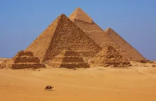 Jak starożytni Egipcjanie przenosili masywne kamienie na piramidy?