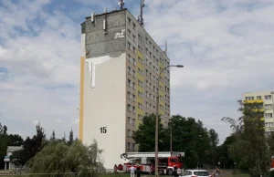 Fragment elewacji oderwał się od budynku w Płocku