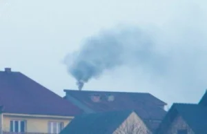 Kraków: mieszkaniec palił w piecu starym olejem silnikowym