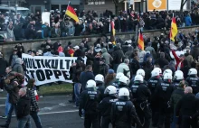 Antyimigrancki marsz w Kolonii: Poleciały petardy i butelki, policja...