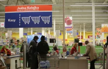 Samoobsługowe kasy w Tesco odrzucają nowe banknoty - traktują je jak fałszywki