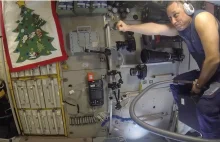 Rosyjski kosmonauta na odkurzaczu zdobywa przestrzeń kosmiczną