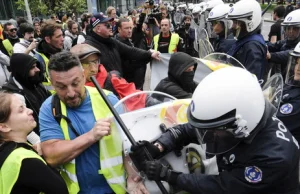 Francja: Płonący radiowóz, kilka zatrzymań "Żółte kamizelki" w starciu z policją