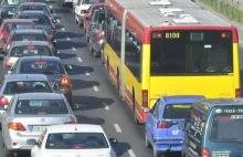Władze miast chcą odkorkować Polskę. Kierowcy zamienią auta na autobusy?