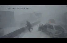 Kierowca Tira nie wyhamował na oblodzonej drodze podczas śnieżycy