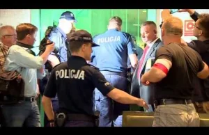 Próba wyrwania broni policjantowi w sądzie