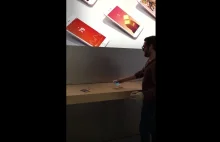 Mężczyzna celowo niszczy dziesiątki iPhone'ów w Apple Store [WIDEO