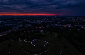 Taki wschód jest tylko raz w roku. Tłum na Kopcu Krakusa